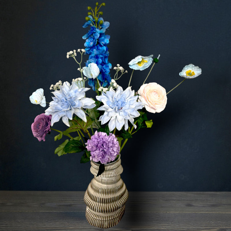 Blauwe kunstbloemen veldboeket met paarse tinten van anjer en ranonkel