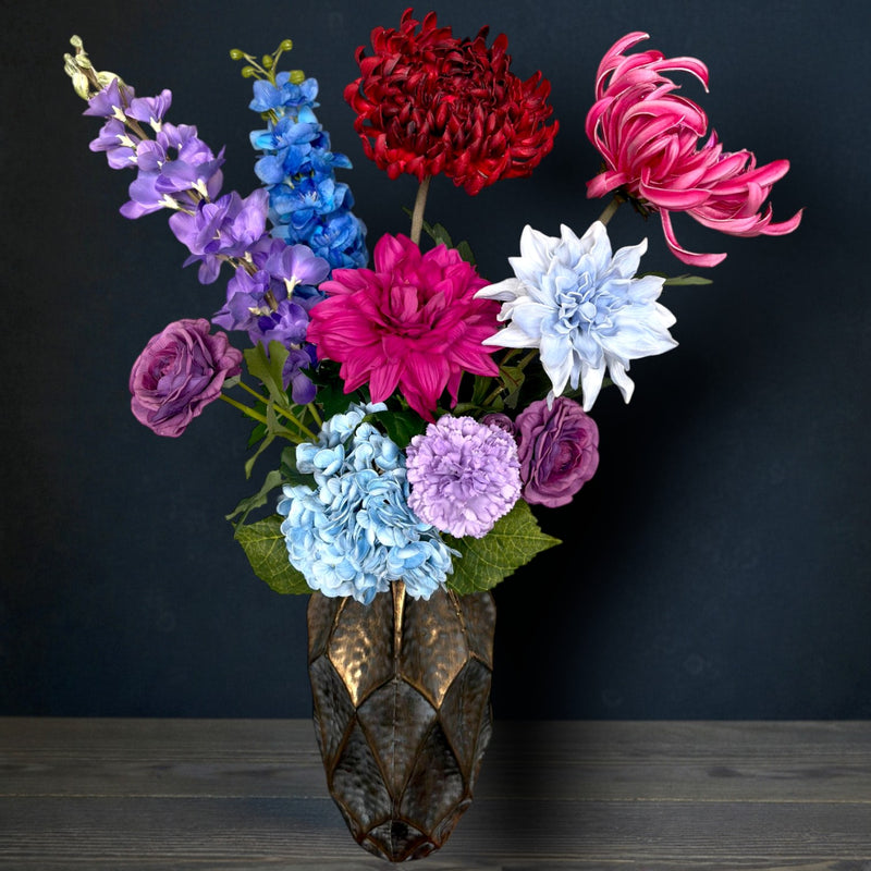 Luxe groot real touch kunstbloemen boeket met rode dahlia en blauwe dahlia en paarse ridderspoor
