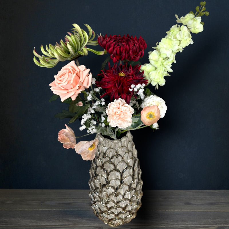 Groot kunstboeket met groene en rode bloemen zoals chrysant en ridderspoor en roos