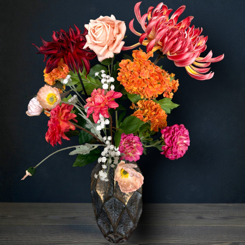 Luxe kunstbloemen boeket met roze oranje en rode accenten waarbij je kunt zien dat dit kunstboeket van premium kwaliteit is door de real touch afwerking