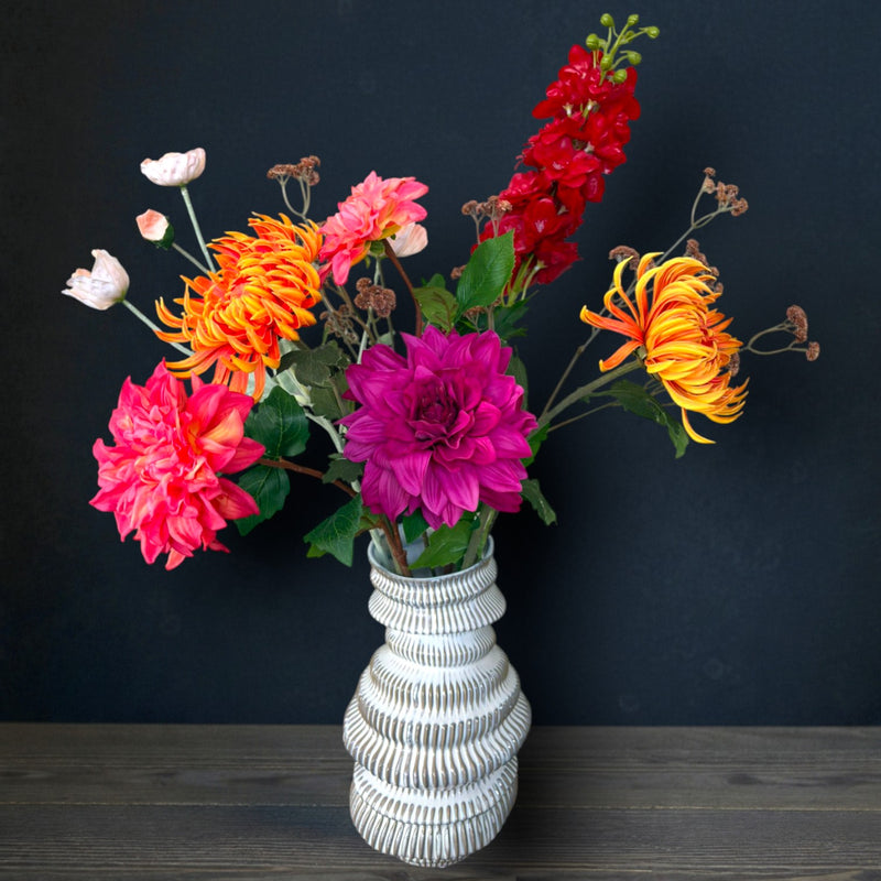 Luxe handgebonden kunstboeket met kleurrijke dahlia en oranje chrysanten - Real touch kwaliteit van Luviore