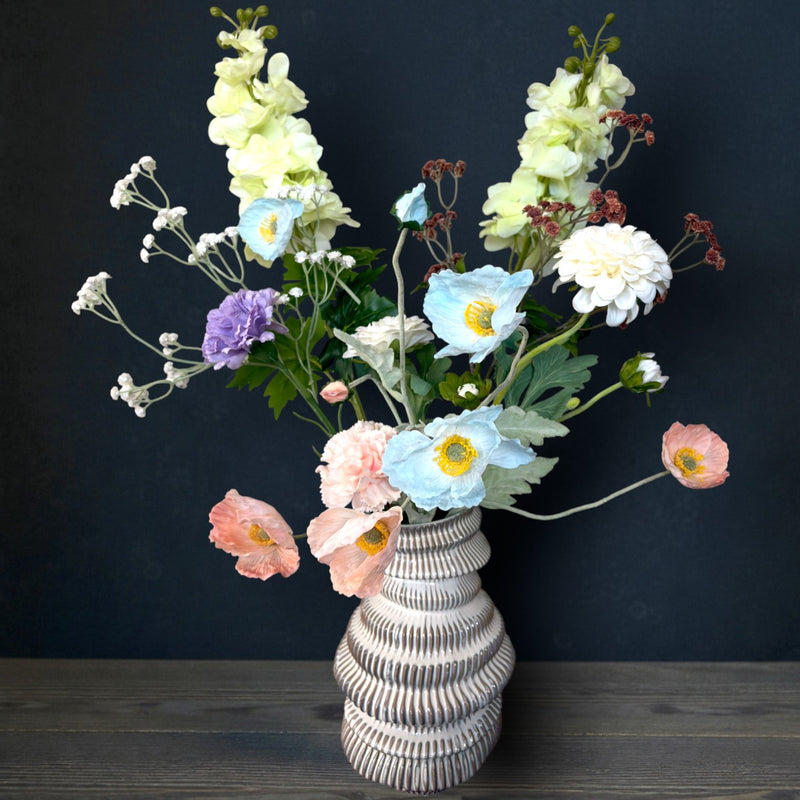 Luxe handgebonden kunstboeket met witte ridderspoor en pastelkleurige klaprozen met Real Touch kwaliteit van Luviore