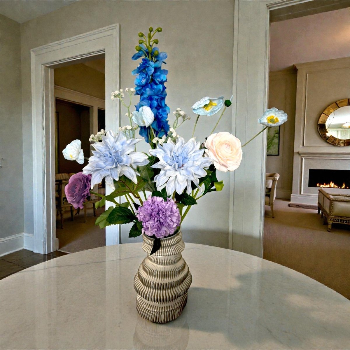 Blauw Kunstbloemen veldboeket in luxe woonkamer